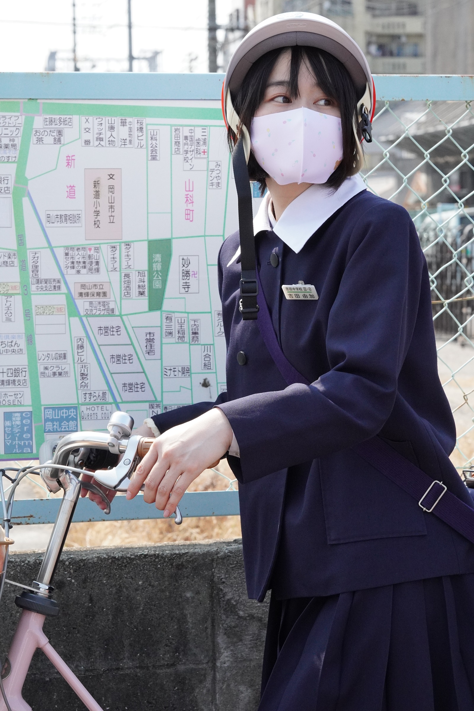 なつめフォトグラフ ジェネリック女子学生 の撮影では 一日の撮影日の中で冬服姿と合服 夏服姿を一度に撮ります 撮影日は最高気温２８ の少々暑い日でしたが モデルさんには冬服とヘルメット姿で頑張っていただきました 中学生 岡山 学生服