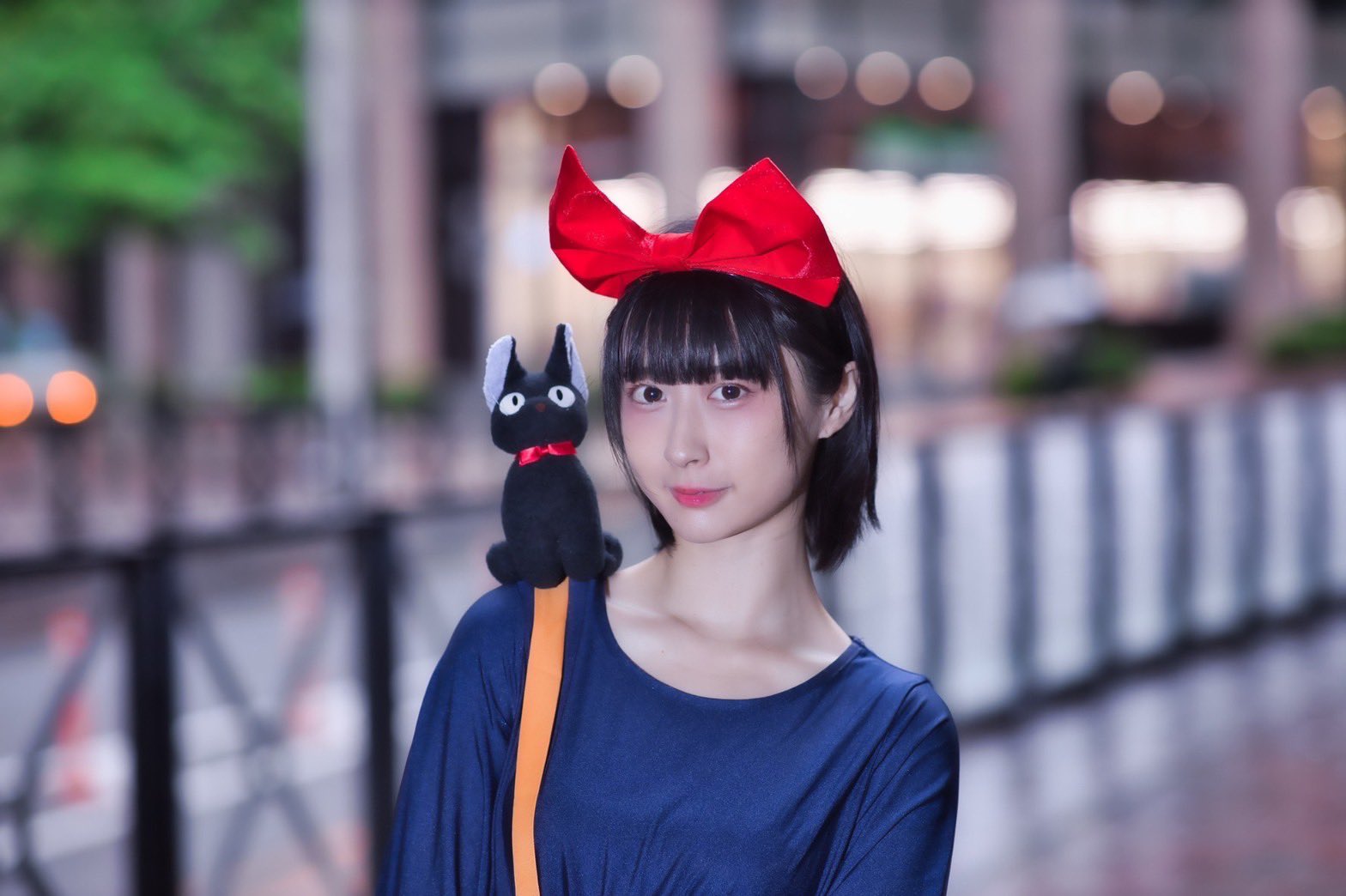 Kazu3626 魔女の宅急便キキのコスプレ 汐留イタリア街で撮影しました 大きなリボンのキキちゃん可愛かったです その2 22年5月21日 桜川えみさん撮影会 桜川えみ 桜川えみ撮影会 撮影会 野外撮影会 汐留イタリア街 魔女の宅急便キキ キキ