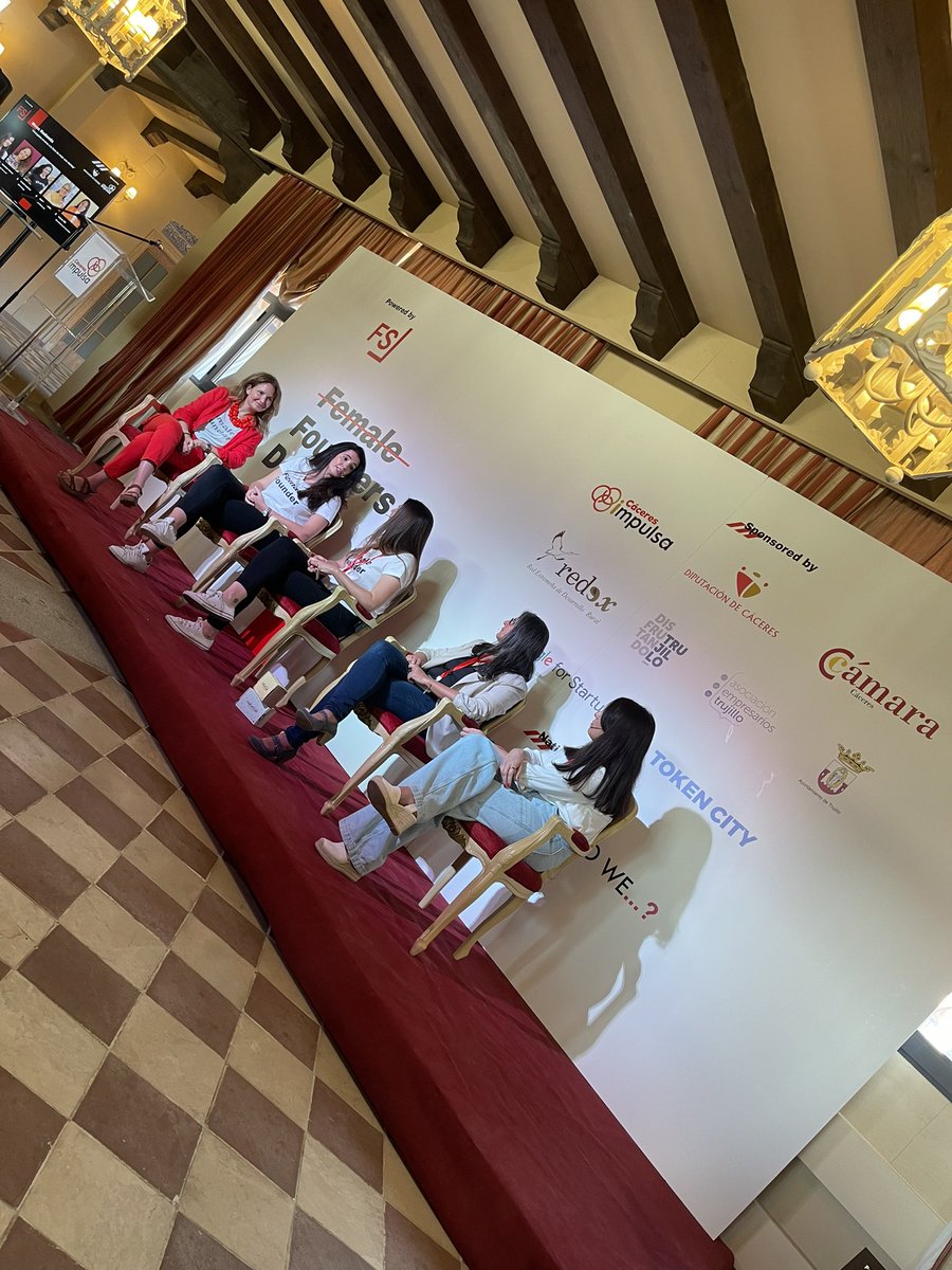 Seguimos con una mesa redonda MUY TOP en la que estas mujeres hablan de los errores más comunes de las #startups. <a href="/laulozlom/">LauraLozanoLominchar</a> hablando de <a href="/chargycom/">Chargy</a>. Batería a cambio de datos #smart