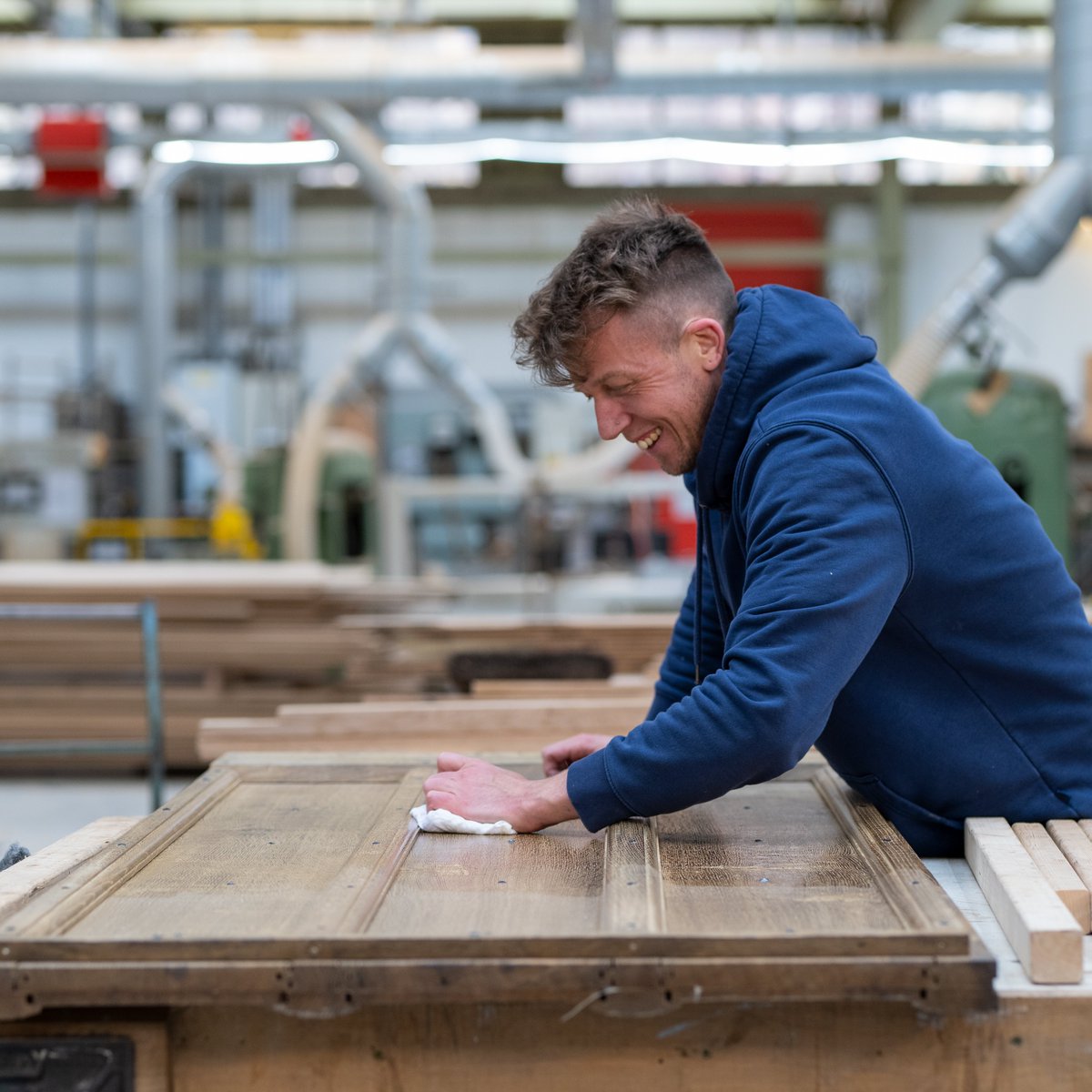 JackBadgerLtd's tweet photo. Nothing beats a happy worker! Here’s Adam happily polishing this finished door before it leaves the workshop.

#handmade #traditionaljoinery #homeinspiration #frontdoor #bespokejoinery #bespokejoinerydesign #oakdoors #joinery #finishingtouches #oakdesign #traditionaldesign https://t.co/AQkcr4qvvZ