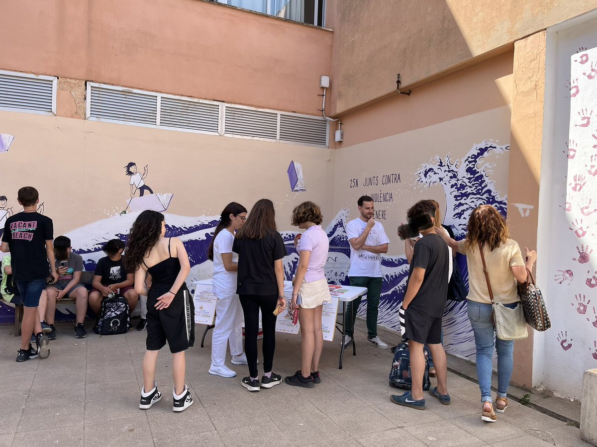 CsMigjorn's tweet photo. Començam la “Setmana sense fum”, al #CSMigjorn, amb una paradeta a l’IES Llucmajor!  
#setmanasensefum #apmallorca #IESLlucmajor https://t.co/uPZSNsqnL3