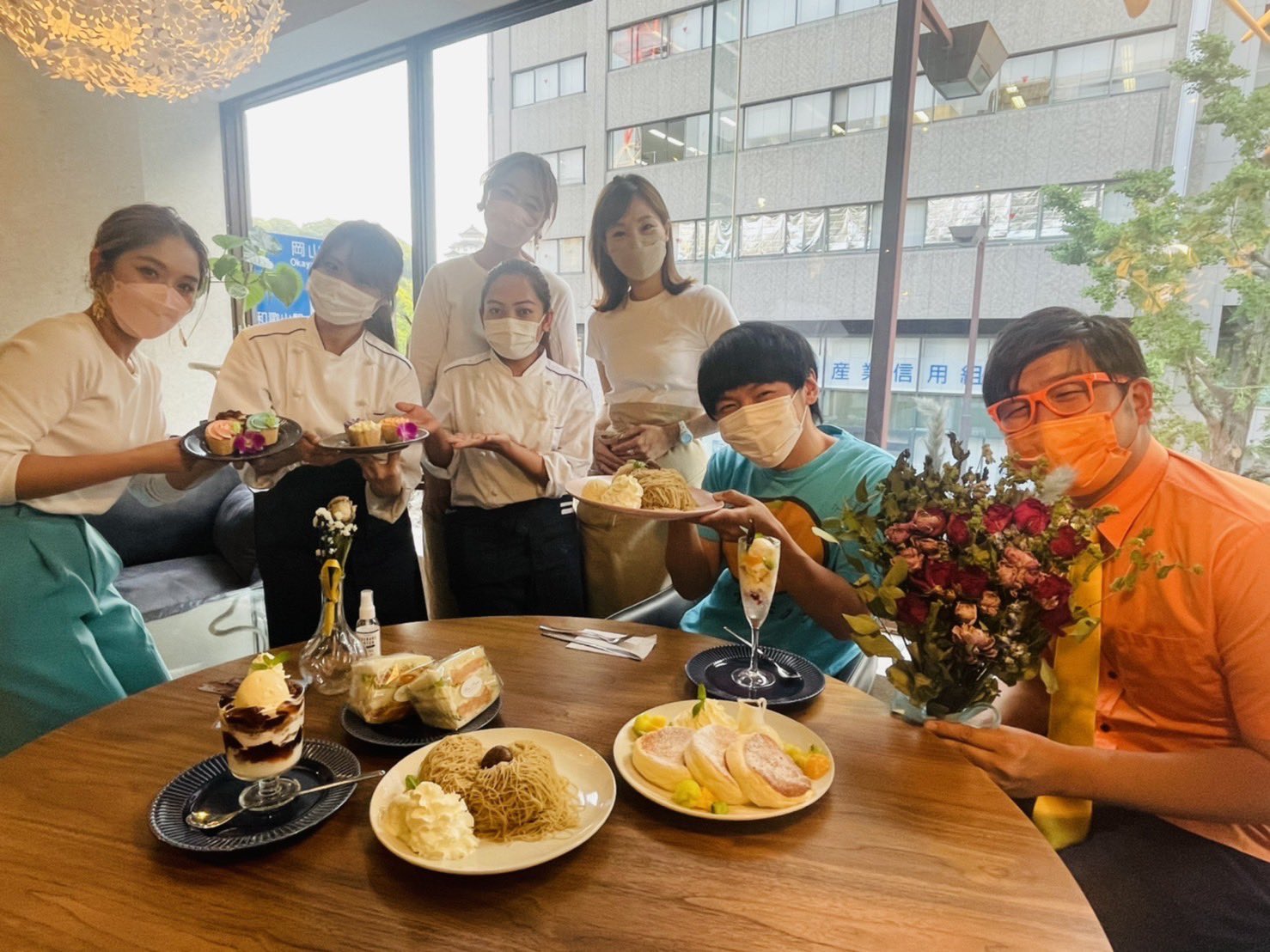 わんだーらんど たにさか 和歌山県住みます芸人 6wakaイブニング Bluemoon フラワー Amp カフェ ２月openの１階は花屋 ２階はカフェのブルームーン 季節の色とりどりの花と 大人気のモンブランパンケーキに明日から販売開始のフルーツパフェを紹介