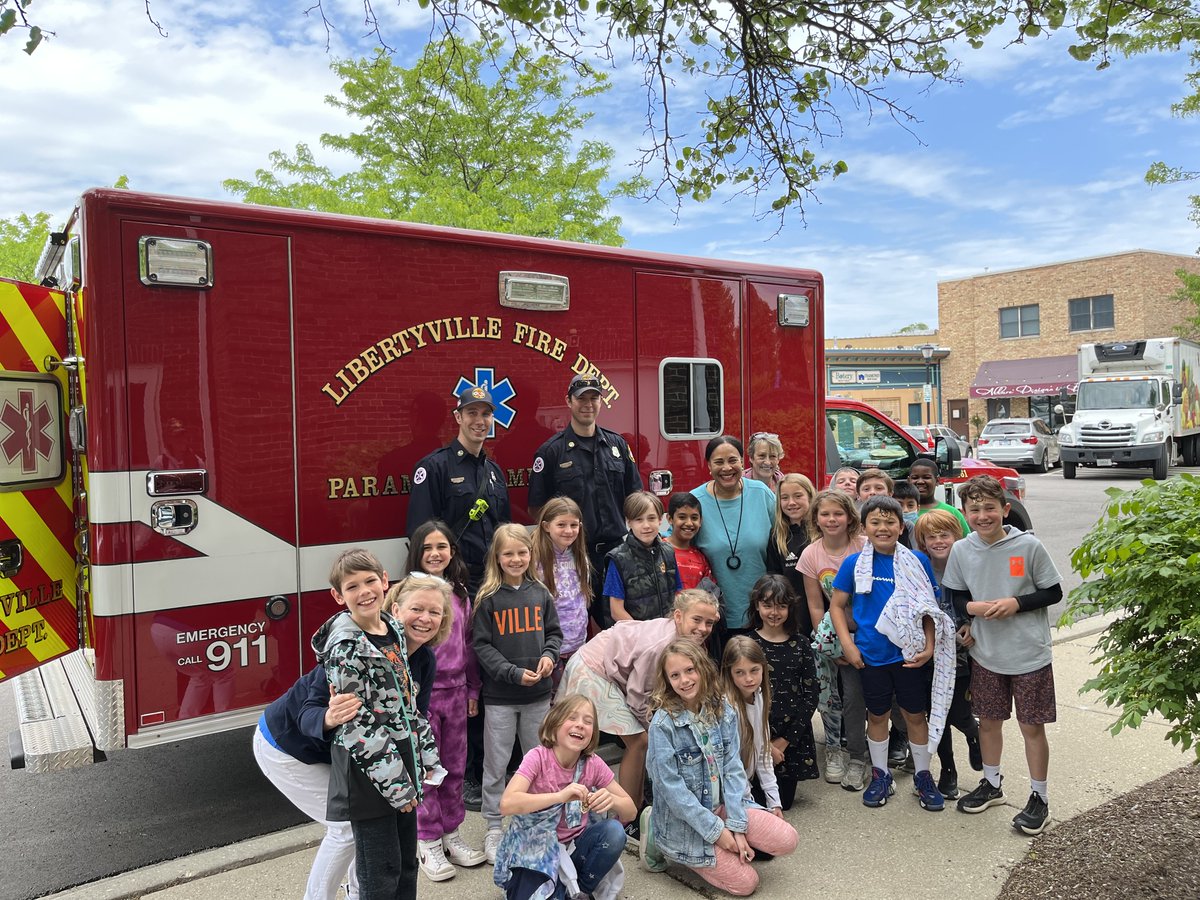 MrsSnader_D70's tweet photo. Making connections with Mayor Johnson, at City Hall &amp; learning about Libertyville history at Ansel B. Cook Home. Rockland 3rd graders love downtown Libertyville!
#d70raptors, #d70shinyapple https://t.co/oXNwUerdwW