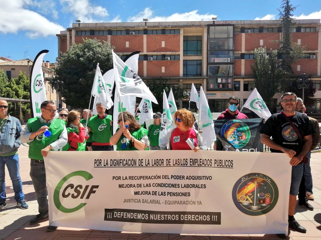 jusapolcuenca's tweet photo. 📣Concentración @CSIFnacional @jusapol en la Subdelegación de gobierno de #Cuenca

🗣️¡Por la recuperación salarial!
¡Por nuestra jubilación!
¡Por nuestras pensiones!
#JusapolSeMoviliza
#CsifSeMoviliza
#JusticiaParaEmpleadosPublicos
#EquiparacionYa25M https://t.co/sRr10Jpcjw