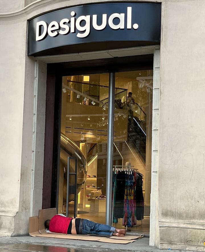 Mientras caminaba por #Barcelona tomé esta fotografía que no necesita explicación.

Todos podemos trabajar por un planeta menos #Desigual 💔💔💔💔💔