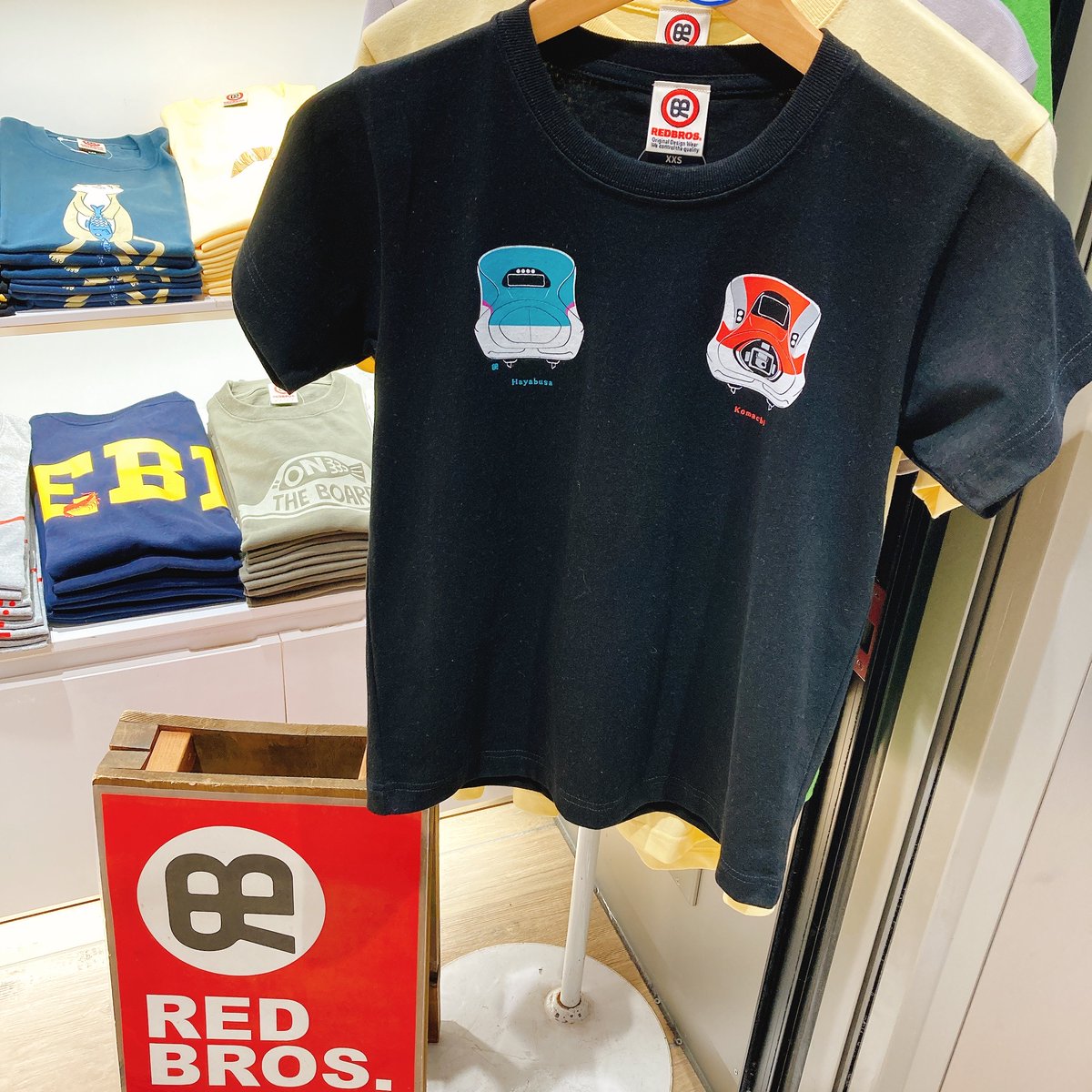 ecute_omiya's tweet photo. ＼期間限定ショップ情報👕／
tui tuiBにてレッドブロスが出店中！
豊富なデザインやサイズを展開するTシャツ専門店！
新デザインの東北新幹線のはやぶさ・こまち柄や埼京線柄が店頭で購入できるのは今はここだけ💡
キッズサイズもご用意しているので、親子コーデにもおススメです😊
 #エキュート https://t.co/R348psuPZx