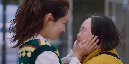 Pemeran Lee Young Hui di drama tvN #OurBlues ternyata seorang pelukis handal, bernama #JungEunHye. Dia banyak diapresiasi karena seorang Down Syndrome yang mampu berakting dengan baik 👏