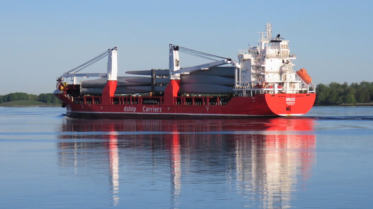 SeawayNNY's tweet photo. BRUCE 🇱🇷 up the glassy St. Lawrence today at Wilson Hill on its way to Oswego, New York #Dship #DshipCarriers #PortOswego #OswegoNY https://t.co/awtPSJEB3E