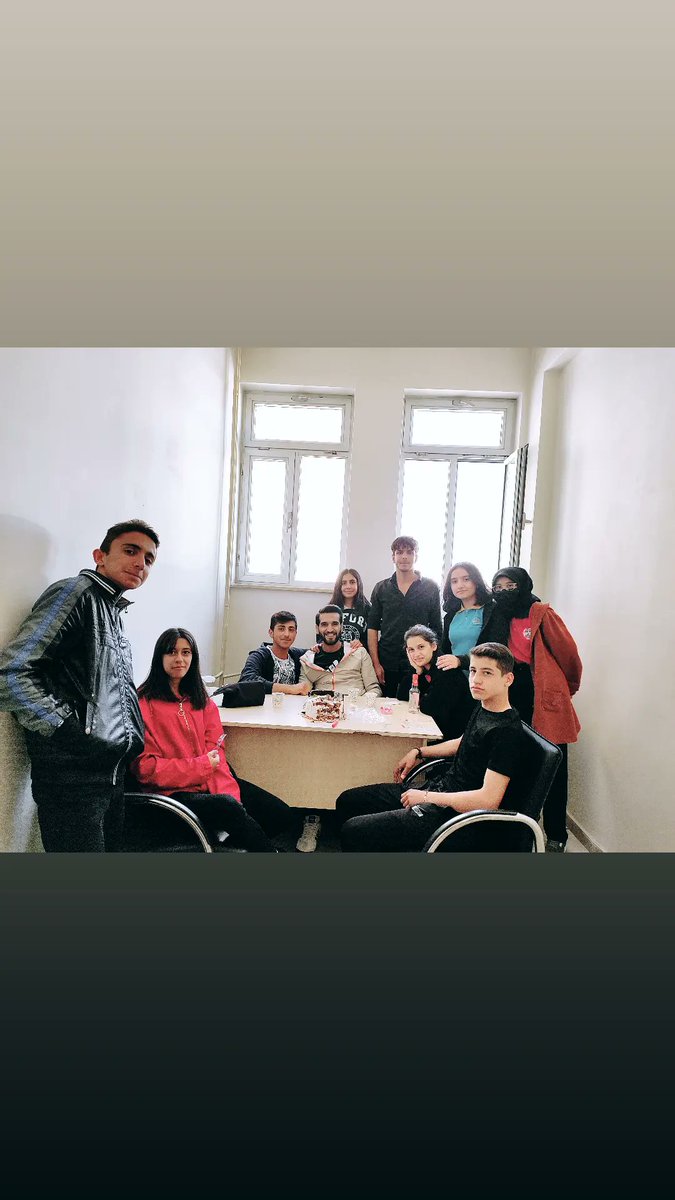 400 kişilik okulumda bütün öğrencilerim tek tek gelip doğum günümü kutladı. Öyle güzel bir duygu ki iyiki öğretmenim. İyiki bu güzel çocukların öğretmeniyim. Bu kadar sevildiğimi öğrenmek beni dünyanın en mutlu insanı yaptı... İyiki varsınız güzel çocuklarım.☺️🎉