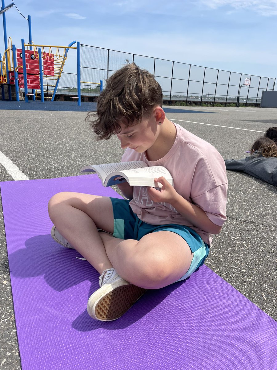 5th graders taking some well deserved time in the sun to read ☀️ #booklove #LBbooklove <a href="/Jennifer_LynnP/">Jennifer Pullara</a> <a href="/MsMcGovernLB/">Anna McGovern</a> <a href="/LBSchoolsNY/">LongBeachSchools</a>
