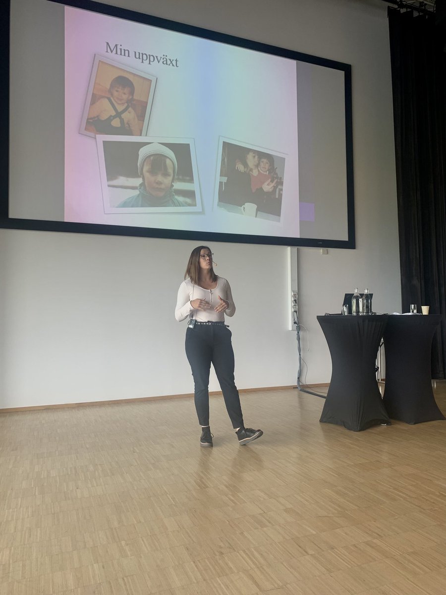 Rebecca Svensson Åstorps
kommuns Socialförvaltning, föreläser om hennes resa från att vara fosterbarn till enhetschef.