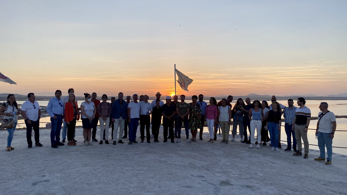 EduardoDolon's tweet photo. Una experiencia turístico sensorial que pone en juego los cinco sentidos es el proyecto que está poniendo en marcha Ociomar a través de las rutas turísticas en la Industria Salinera de Torrevieja, donde tuve la oportunidad de participar en la prueba piloto.

#poryparatorrevieja https://t.co/blP9P1OKGc