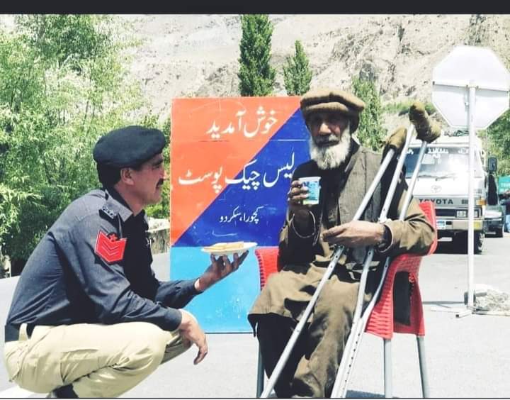 jamilnagri's tweet photo. The traditional hospitality of #GilgitBaltistan police. https://t.co/kqwWUx3aDQ