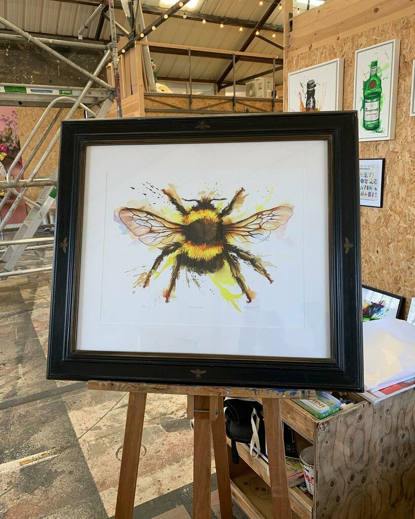 Happy belated #worldbeeday ☀️ this piece was created for a friend who had a perfectly fitting antique frame with little gold bees painted on it 🐝 the photo doesn’t do it justice!

#bees #britishbees #britishwildlife #wildlifeillustration #beeillustra… instagr.am/p/Cd-nt3tslyG/
