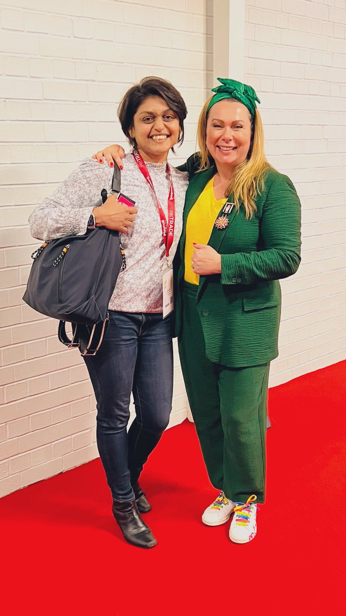 Love you @HollyLTucker ! So amazing to meet you again! And you remembered and recognised me straight away 😍😍😍 
Thank you so much for the warmth and inspiration as always ❤️ #smexpo @SME_XPO @EveningStandard #SmallBusiness #femalefounders