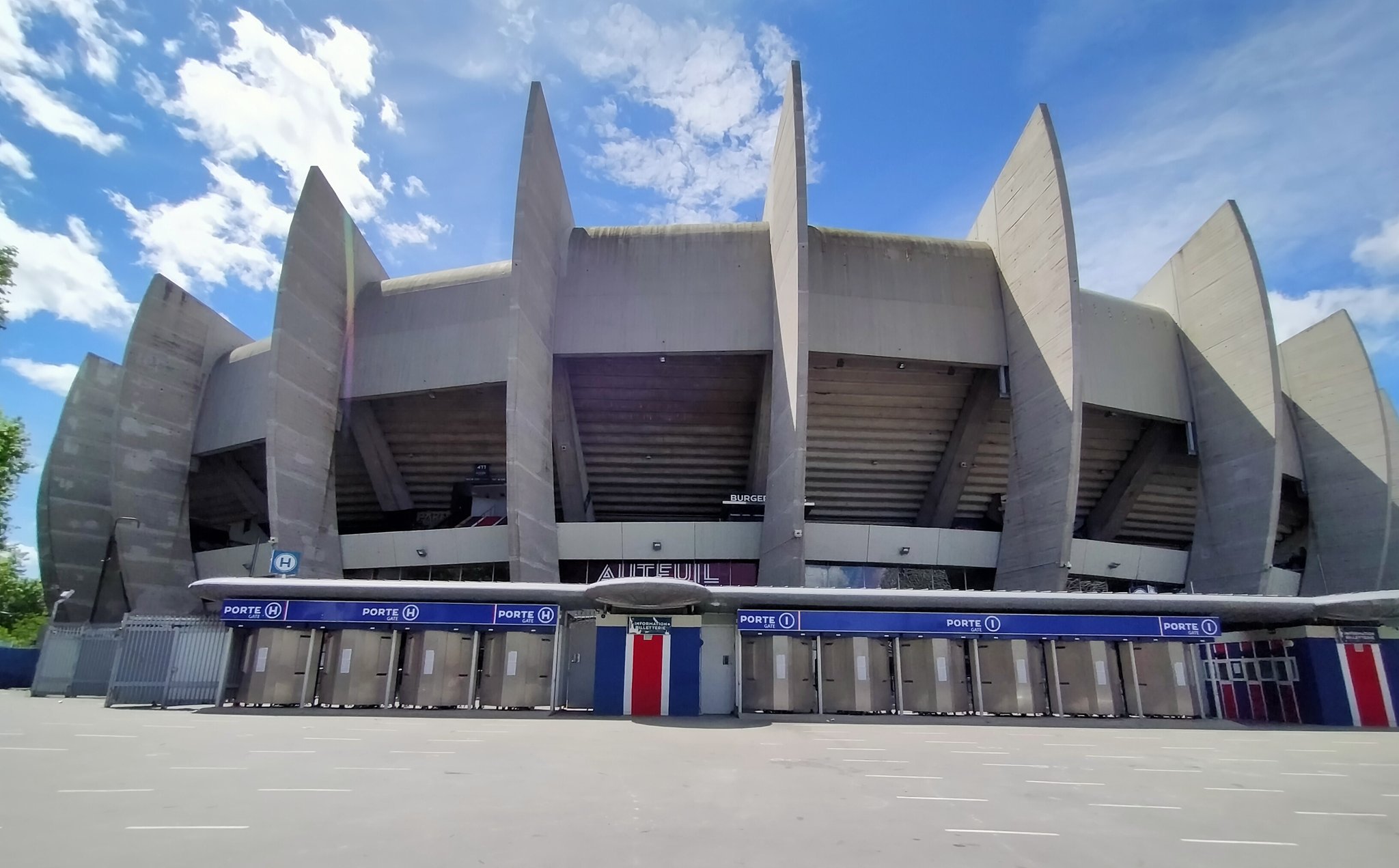 メル氏 フランス Parc Des Princes パリ サンジェルマンfcのホームスタジアムです 中の写真はsnsに投稿して良いのか微妙なので 現在のパリ T Co 3wweabua0m Twitter