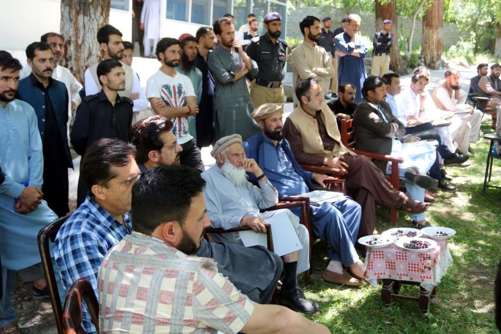 GhizerDc's tweet photo. In light of the directives of worthy CS GB, a Khuli Katcheri was held at Gulapur Ghizer by District Administration alongwith HODs in order to address the public issues at their door steps.
#PublicServiceDelivery
#FieldDuties
@csgbpk @HomeDeptGB @TaeyibKhan https://t.co/wF37VQ5gPW
