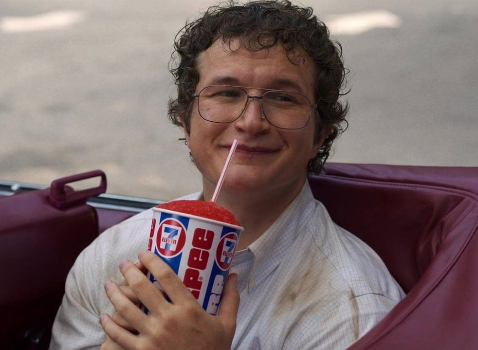 pelirrojohungry's tweet photo. el viernes sale stranger things 4 y yo todavía sin superar a este señor https://t.co/983tQJWEz1