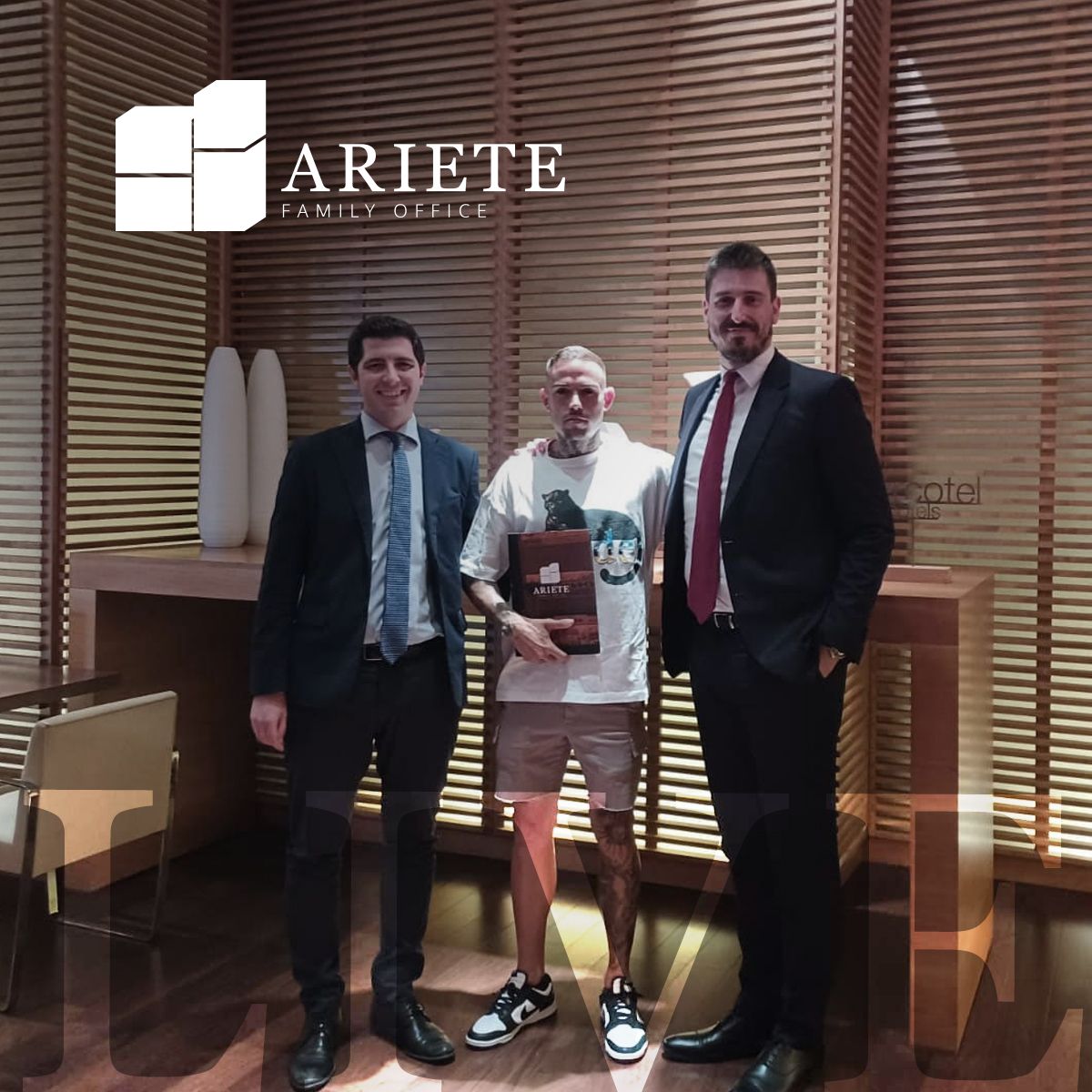 Arietecapital's tweet photo. 📸 Esta semana hemos visitado a @Roger27M jugador y delantero del Levante UD desde 2011. ⚽
Nuestro equipo se reunió con él para entregarle su plan vital 💪
#⃣ #ArieteLive #ArieteFO #ArieteFamilyOffice #ArieteLifeStyle #Capitalentuvida #RetosyFuturo https://t.co/ECFSmTvWEI