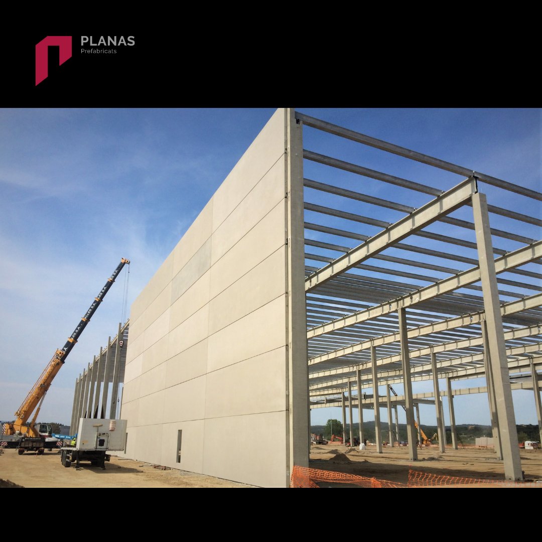 En marxa el muntatge del nou centre logístic de Kave Home a Tordera (Barcelona).
Una impressionant estructura de 17,20 m d´alçada i amb una superfície construïda total de 46.250 m2.
La façana principal de 450 m albergarà un total de 80 molls de càrrega.