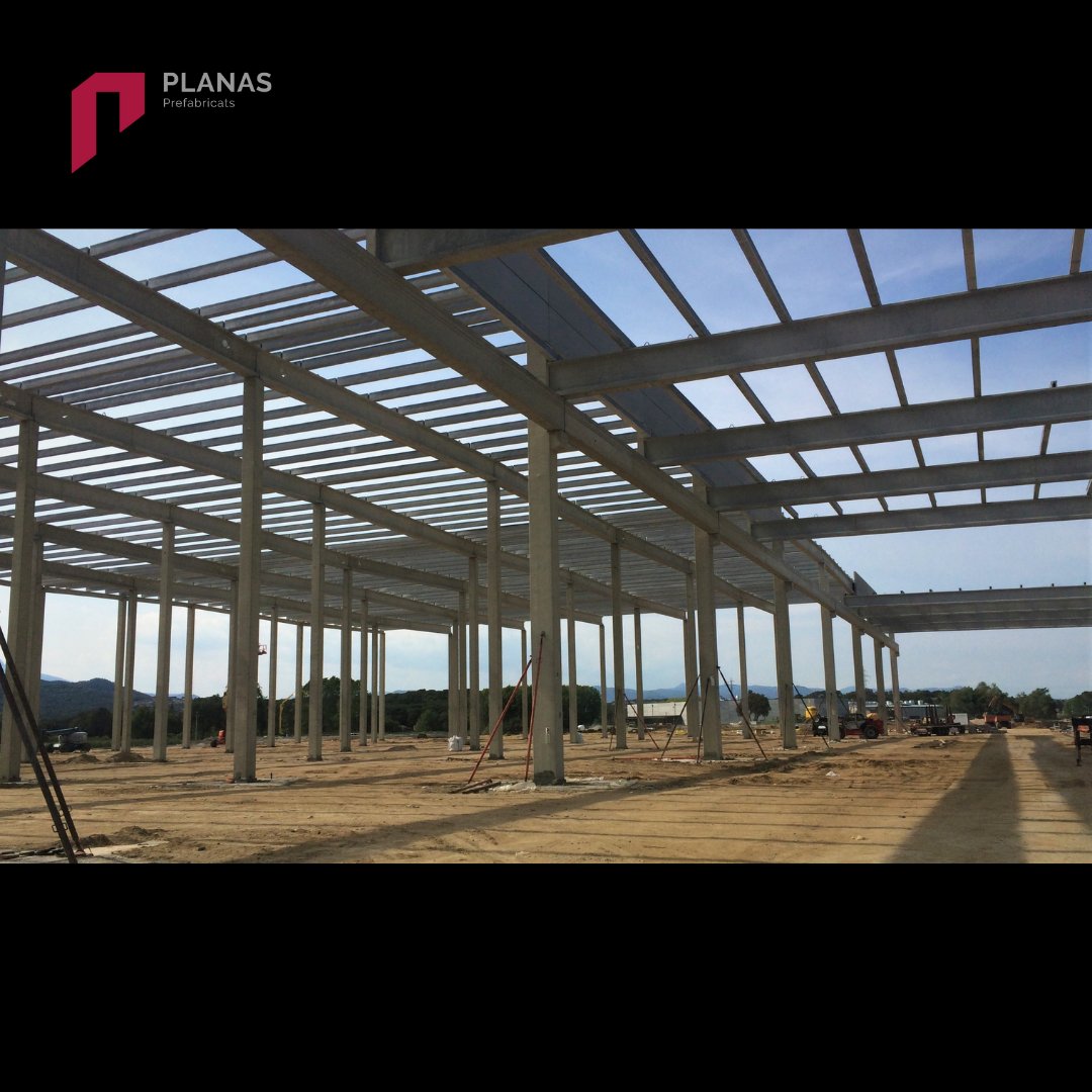 pref_planas's tweet photo. En marxa el muntatge del nou centre logístic de Kave Home a Tordera (Barcelona).
Una impressionant estructura de 17,20 m d´alçada i amb una superfície construïda total de 46.250 m2.
La façana principal de 450 m albergarà un total de 80 molls de càrrega. https://t.co/iYHsNnuIoB