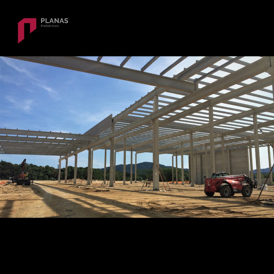 pref_planas's tweet photo. En marxa el muntatge del nou centre logístic de Kave Home a Tordera (Barcelona).
Una impressionant estructura de 17,20 m d´alçada i amb una superfície construïda total de 46.250 m2.
La façana principal de 450 m albergarà un total de 80 molls de càrrega. https://t.co/iYHsNnuIoB