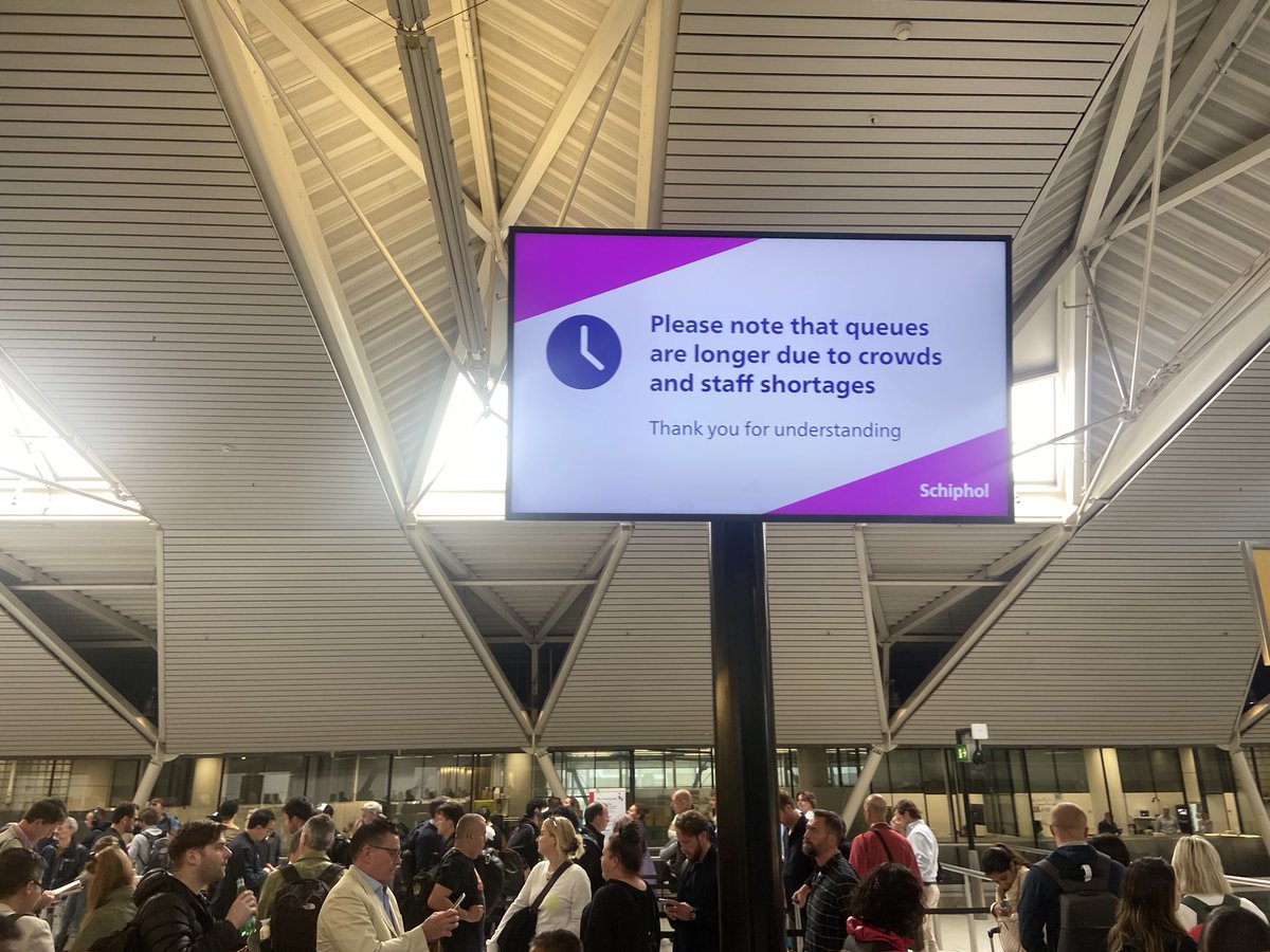 obk's tweet image. De rijen zijn lang vanwege mensen en een tekort aan mensen