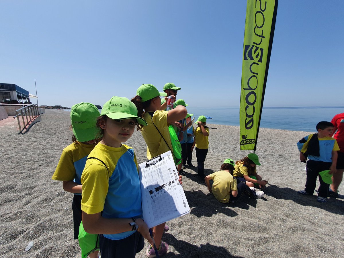 Algunas imágenes de las jornadas de #ApadrinamientoDePlayas con el centro <a href="/CSanJuanDeAvila/">Colegio Bilingüe San Juan de Ávila 🔬 🤖 🇬🇧 🏀</a> en La Caleta (Salobreña), llevando a cabo varios muestreos de residuos que pueden acabar en el fondo del mar 🏖⚠️

 #ProyectoLIBERA <a href="/ecoembes/">Ecoembes</a> 
<a href="/aytosalobrena/">Ayuntamiento de Salobreña</a>