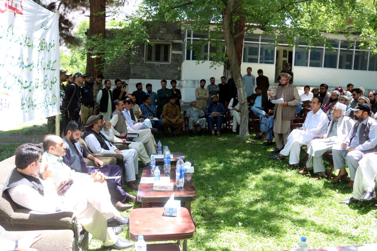 GhizerDc's tweet photo. In light of the directives of worthy CS GB, a Khuli Katcheri was held at Gulapur Ghizer by District Administration alongwith HODs in order to address the public issues at their door steps.
#PublicServiceDelivery
#FieldDuties
@csgbpk @HomeDeptGB @TaeyibKhan https://t.co/wF37VQ5gPW