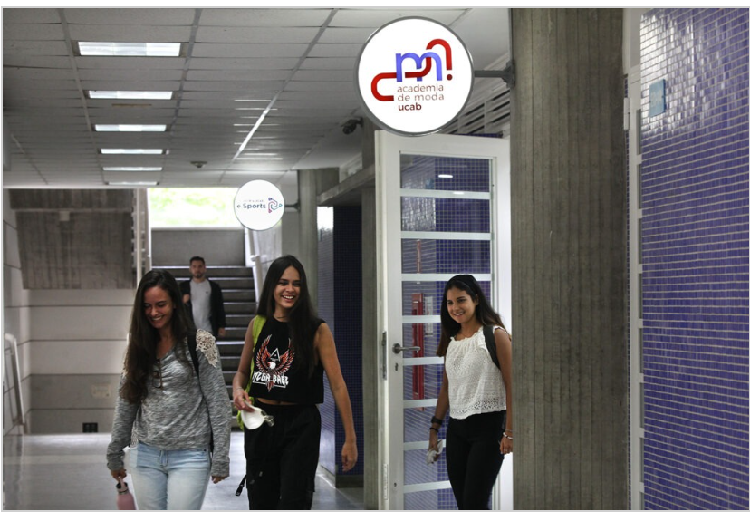 La Universidad Católica Andrés Bello inauguró ayer la Academia de Moda, una unidad de extensión académica que busca formar y profesionalizar, desde lo teórico y lo práctico, a quienes tengan interés en el diseño de indumentaria y accesorios.