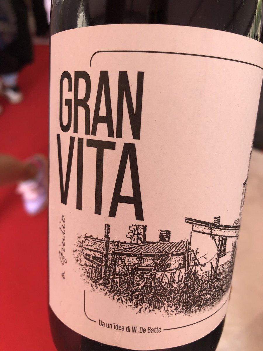 Winedetector's tweet photo. Le buone idee fanno gravitare il mondo (anche quello del vino). #vino #Liguria #MareMosto #winelovers #wow #winedesign #naming #wineoneway #viticoltura #granaccia https://t.co/sXppnHkHkw