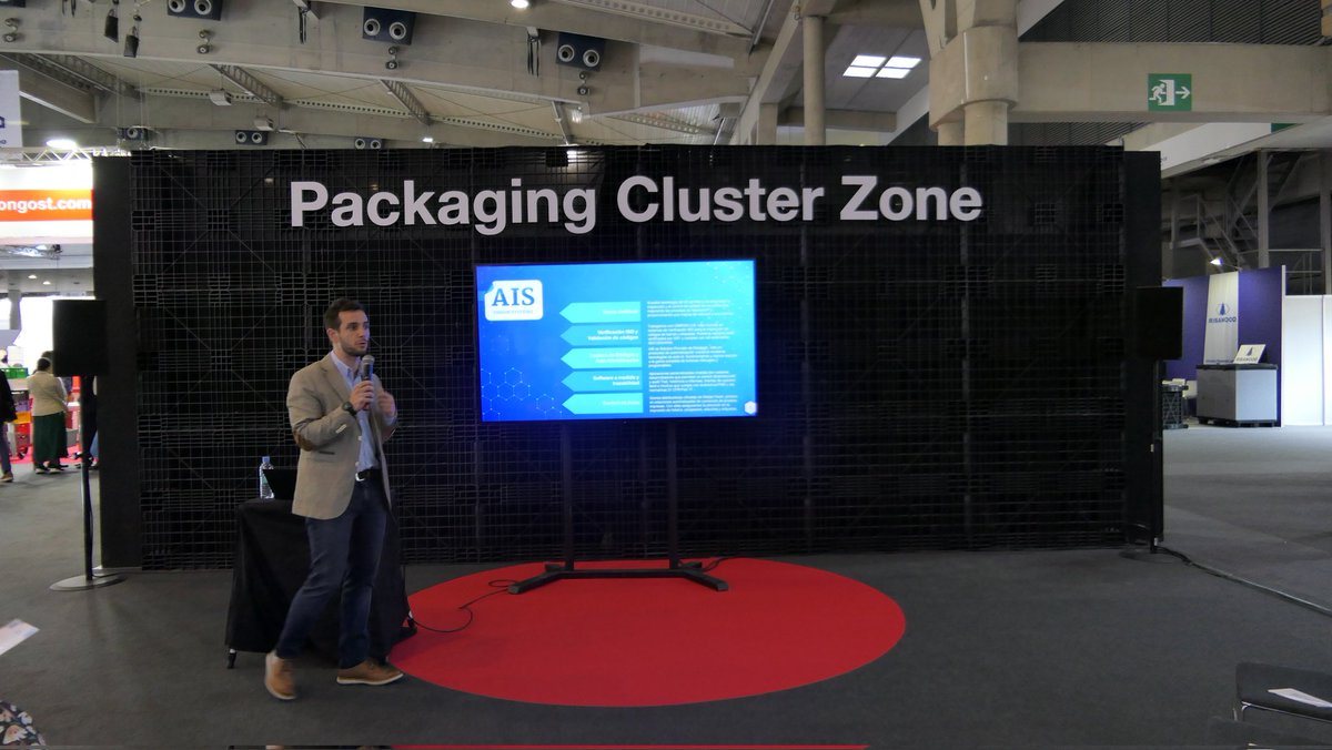 packcluster's tweet photo. #Presentación con #performance Control de calidad con tecnología de visión artificial con Jose Racionero, Managing Director en @AIS_Vision en nuestro espacio #PackagingClusterZone en @Hispackbcn @Fira_Barcelona https://t.co/0OkbWgENdg