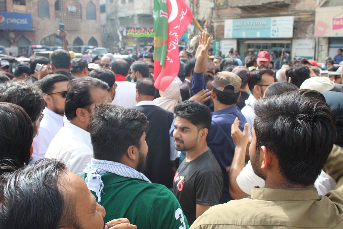 SyedAounMehdi1's tweet photo. Hurdles removed Crowd building up at Hyder Chowk❤️🙌
#LongMarch #Hyderabad https://t.co/95wm39yWMH