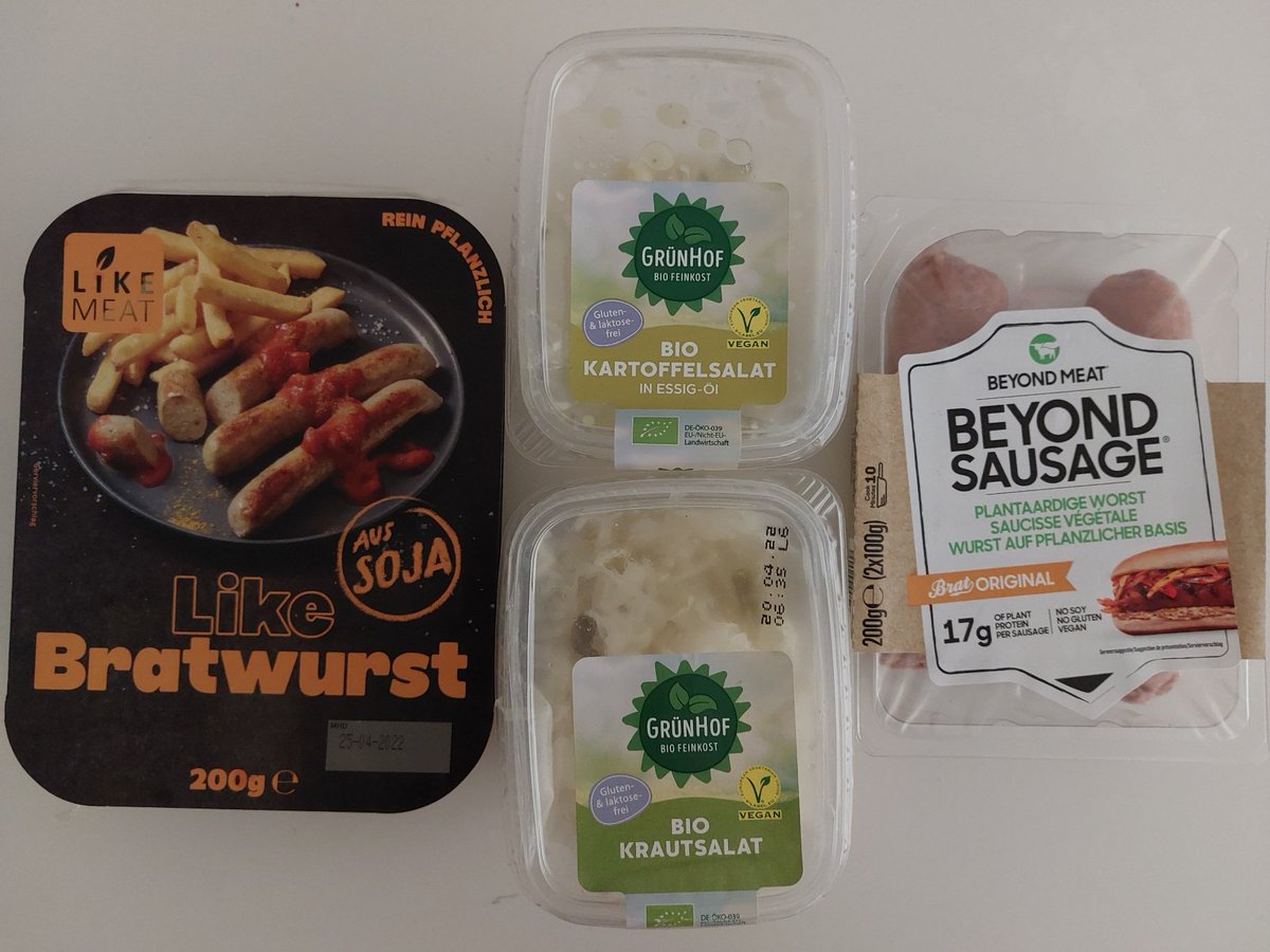 stekopf's tweet photo. Bei mir gab's letzte Woche 2x #vegane Bratwurst - von #LikeMeat und #BeyondMeat.
Beide riechen nach dem Braten leicht nach Bratwurst. Geschmack ist schwächer, aber mit Senf 👍
Interessant: Die grobe Struktur der #BeyondMeat ⤵️
Beide empfehlenswert!
Grillsaison kann losgehen 😋 https://t.co/fwyCDPwAWy