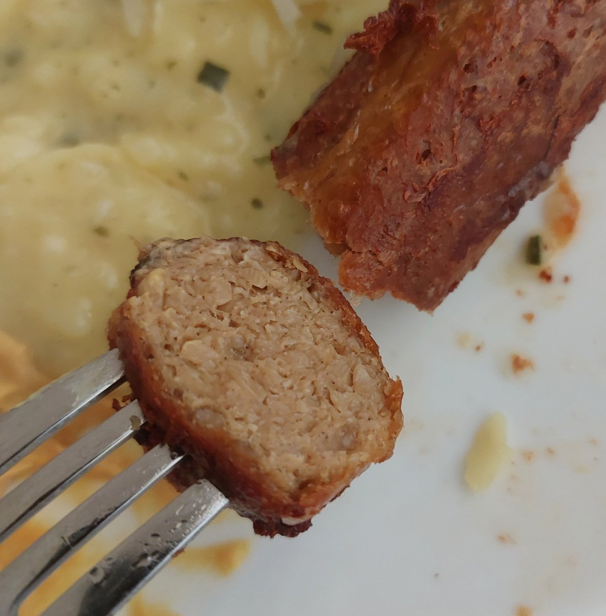 stekopf's tweet photo. Bei mir gab's letzte Woche 2x #vegane Bratwurst - von #LikeMeat und #BeyondMeat.
Beide riechen nach dem Braten leicht nach Bratwurst. Geschmack ist schwächer, aber mit Senf 👍
Interessant: Die grobe Struktur der #BeyondMeat ⤵️
Beide empfehlenswert!
Grillsaison kann losgehen 😋 https://t.co/fwyCDPwAWy