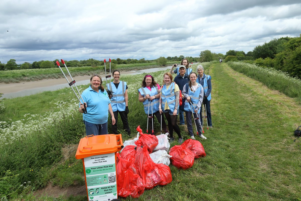 On Sunday we were back in Saltney, Chester, for our 3rd #RiverSunday #RiverCleanUp 🚮

We collected 12 bags weighing 33.24kg!

Thanks to our amazing volunteers & thanks as always to our partners at @EcoCommunities_ 👏

📸 Jim Holmes

#ItShouldntBeInTheDee #MillionMileClean