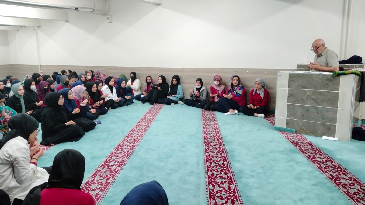 YeniSecmenIzmir's tweet photo. 📍Karabağlar 

15 Temmuz Kız Anadolu İmam Hatip lisesi okul teşkilatımız,Vatan uğruna şehit düşen askerlerimiz ve Adana gençlik festivali dönüşünde vefat eden 3 kardeşimiz için mevlüt programı gerçekleştirdiler... https://t.co/g2CutIV5ZQ