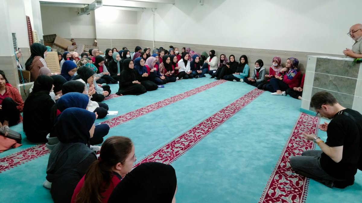 YeniSecmenIzmir's tweet photo. 📍Karabağlar 

15 Temmuz Kız Anadolu İmam Hatip lisesi okul teşkilatımız,Vatan uğruna şehit düşen askerlerimiz ve Adana gençlik festivali dönüşünde vefat eden 3 kardeşimiz için mevlüt programı gerçekleştirdiler... https://t.co/g2CutIV5ZQ