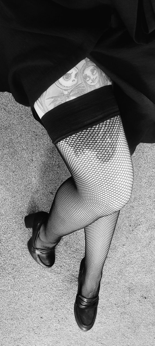 Lilithmorel1's tweet photo. Work attire for yesterday 😍

#sexygoth #stockingssuspenders #stockinglegs #StockingTops #legs #feet #feetfethish #feetfinder #highheels https://t.co/NrGjaPVf3M