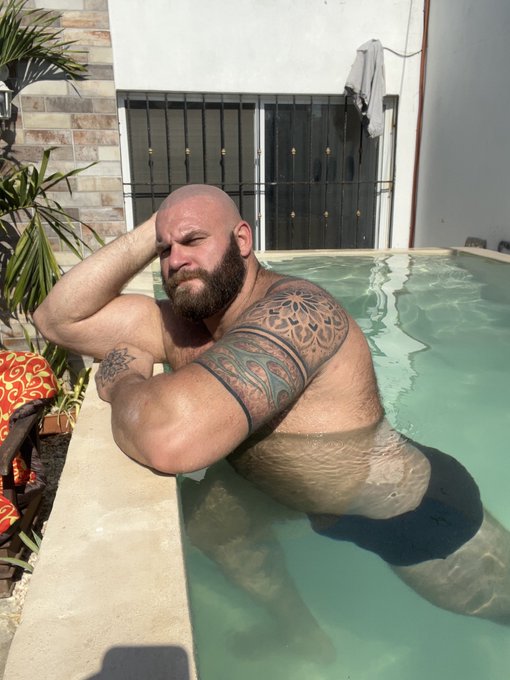 Sometimes the best way to recharge is to unplug…!!

#gaybearsofinstagram #gaybeardedmen #gaybearded #gayhairymen