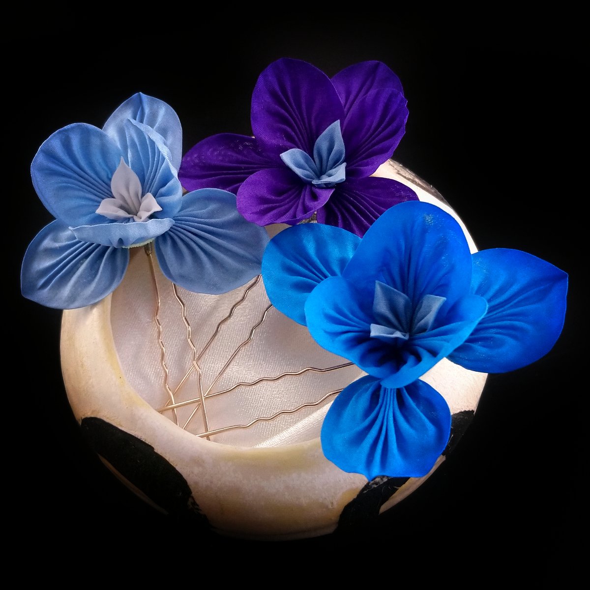 Takaracrafts's tweet photo. 💙💜Iris Season💜💙 
The Irises in the #sheffield #botanicalgardens is in full bloom, and I have made a full range of Iris accessories to celebrate. Get ready for the blue and purple wave 💜💙 Here is my first offering #tsumamizaiku #japaneseart #kanzashi #HandmadeHour #fashion https://t.co/XOGuDtU9WQ