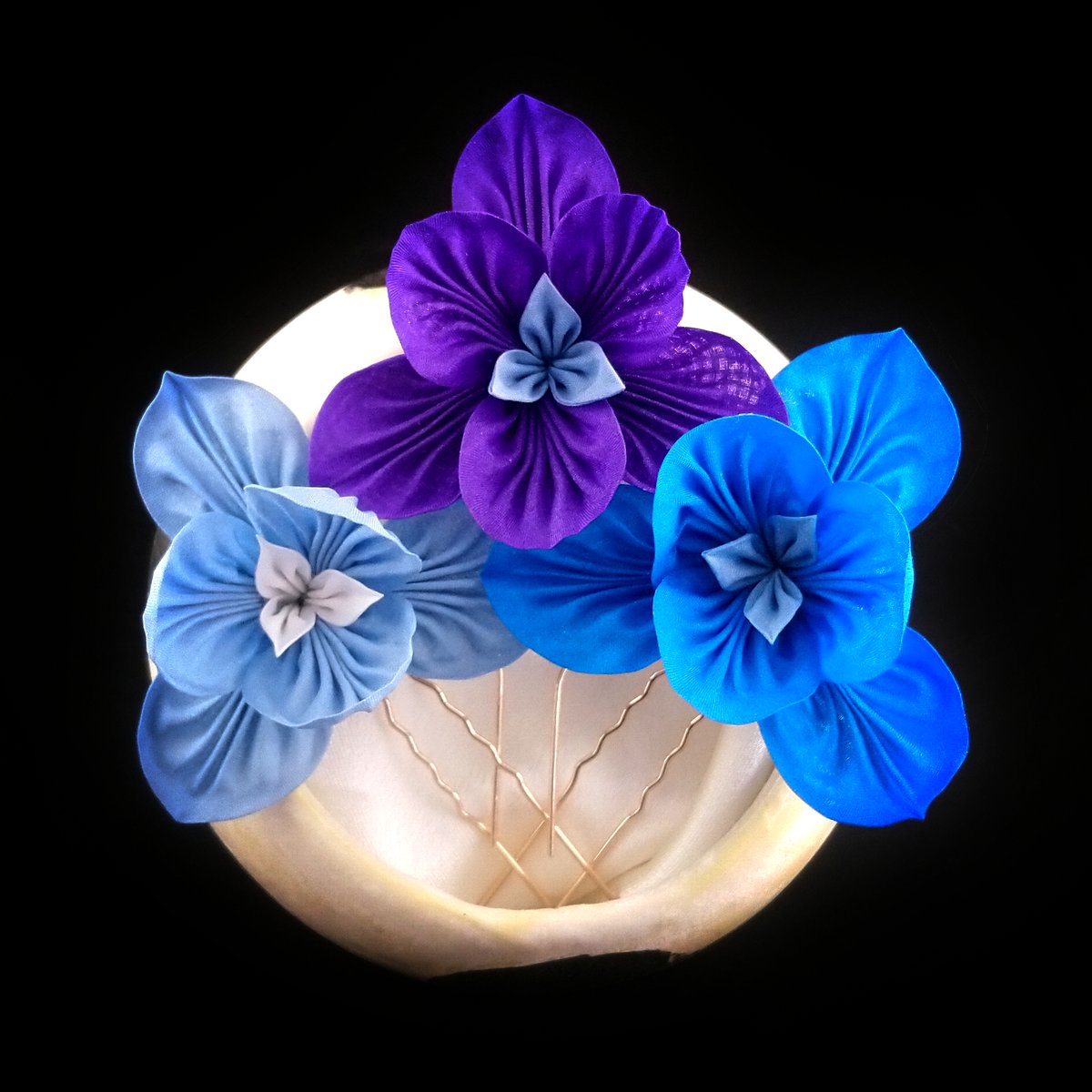 Takaracrafts's tweet photo. 💙💜Iris Season💜💙 
The Irises in the #sheffield #botanicalgardens is in full bloom, and I have made a full range of Iris accessories to celebrate. Get ready for the blue and purple wave 💜💙 Here is my first offering #tsumamizaiku #japaneseart #kanzashi #HandmadeHour #fashion https://t.co/XOGuDtU9WQ