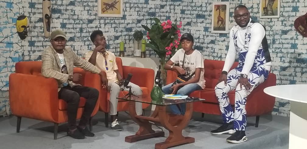 Lors du 3 ème rangs a la <a href="/CRTV_web/">CRTVweb</a>  au bonjour.