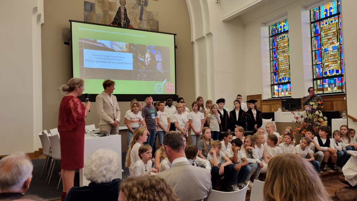 Het kindercollege met kinderen met en zonder #TOS. Kinderen met TOS zijn hier de experts en leggen uit wat TOS is. "Soms weet je wel welke woordje je moet zeggen, maar je kunt het niet zeggen. Je wordt dan een beetje verdrietig en boos" <a href="/kentalis/">Koninklijke Kentalis</a> <a href="/ConstanceV37/">Constance Vissers</a> <a href="/Radboud_Uni/">Radboud University</a>