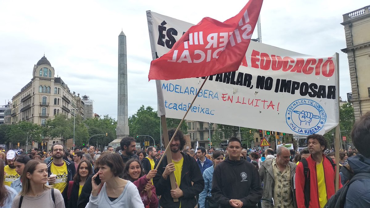 LaRiberaEduca's tweet photo. Amb les companyes de l’@Assemblea_Insmm, un altre cop al carrer en defensa de l’educació pública i de qualitat. Juntes som més fortes ✊🏼

#VagaEducació 
#SomDeLaRibera
#Montcada
#CambrayDimissió https://t.co/QQf8dVG9nw