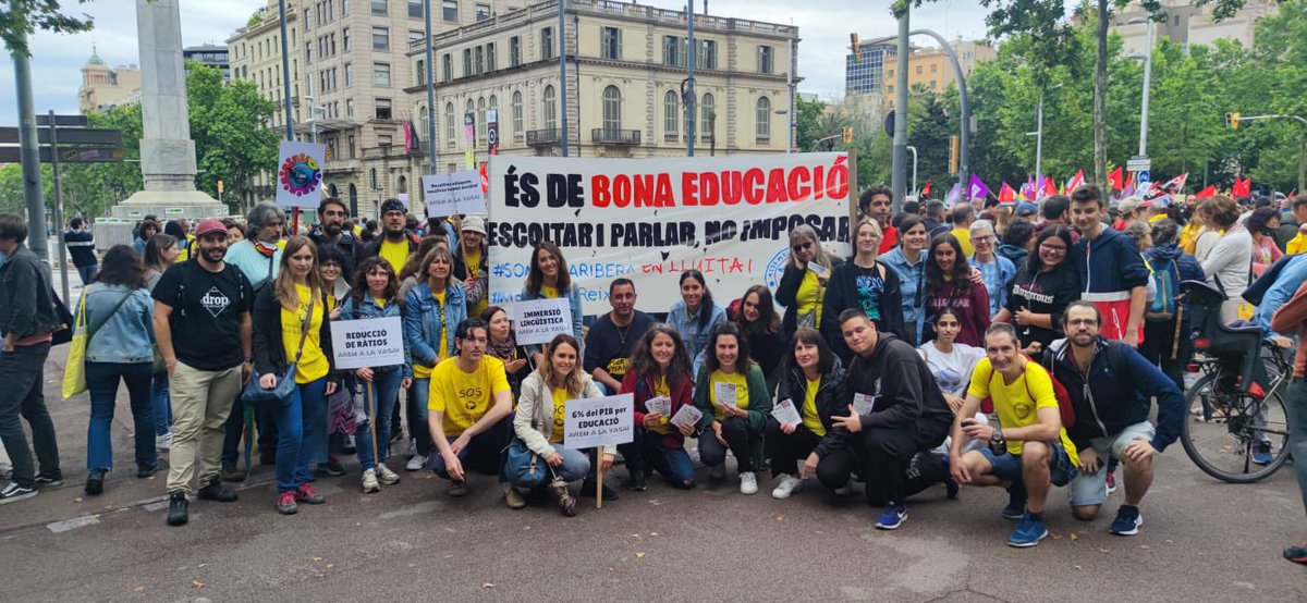 LaRiberaEduca's tweet photo. Amb les companyes de l’@Assemblea_Insmm, un altre cop al carrer en defensa de l’educació pública i de qualitat. Juntes som més fortes ✊🏼

#VagaEducació 
#SomDeLaRibera
#Montcada
#CambrayDimissió https://t.co/QQf8dVG9nw