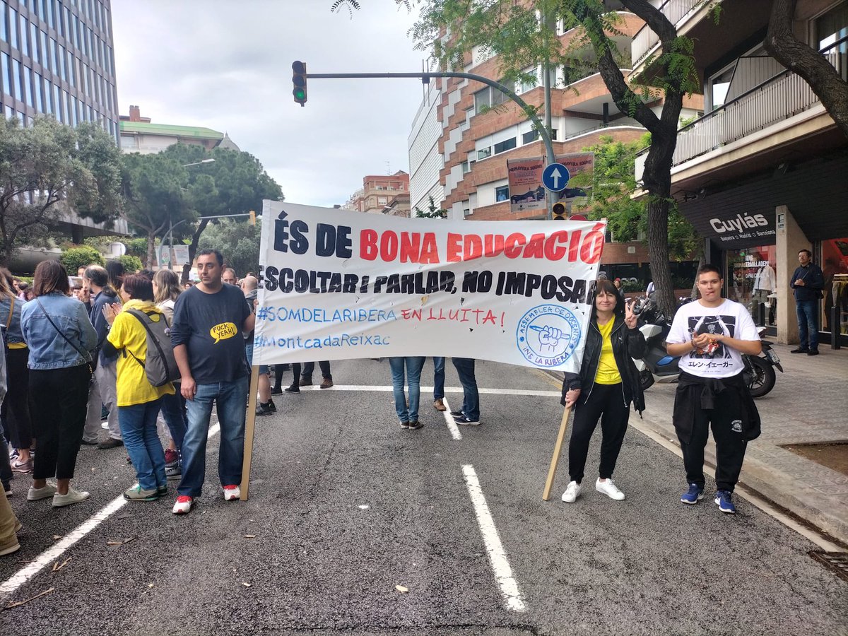 LaRiberaEduca's tweet photo. Amb les companyes de l’@Assemblea_Insmm, un altre cop al carrer en defensa de l’educació pública i de qualitat. Juntes som més fortes ✊🏼

#VagaEducació 
#SomDeLaRibera
#Montcada
#CambrayDimissió https://t.co/QQf8dVG9nw