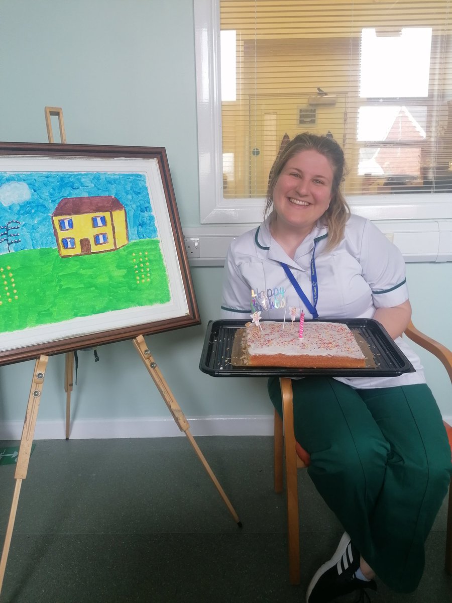 JessOTPowell's tweet photo. Birthday cake for #wellbeingwednesday here at @ClinicTawe
Happy birthday Jemma 🎉🎊 https://t.co/9hPgHyfTm0