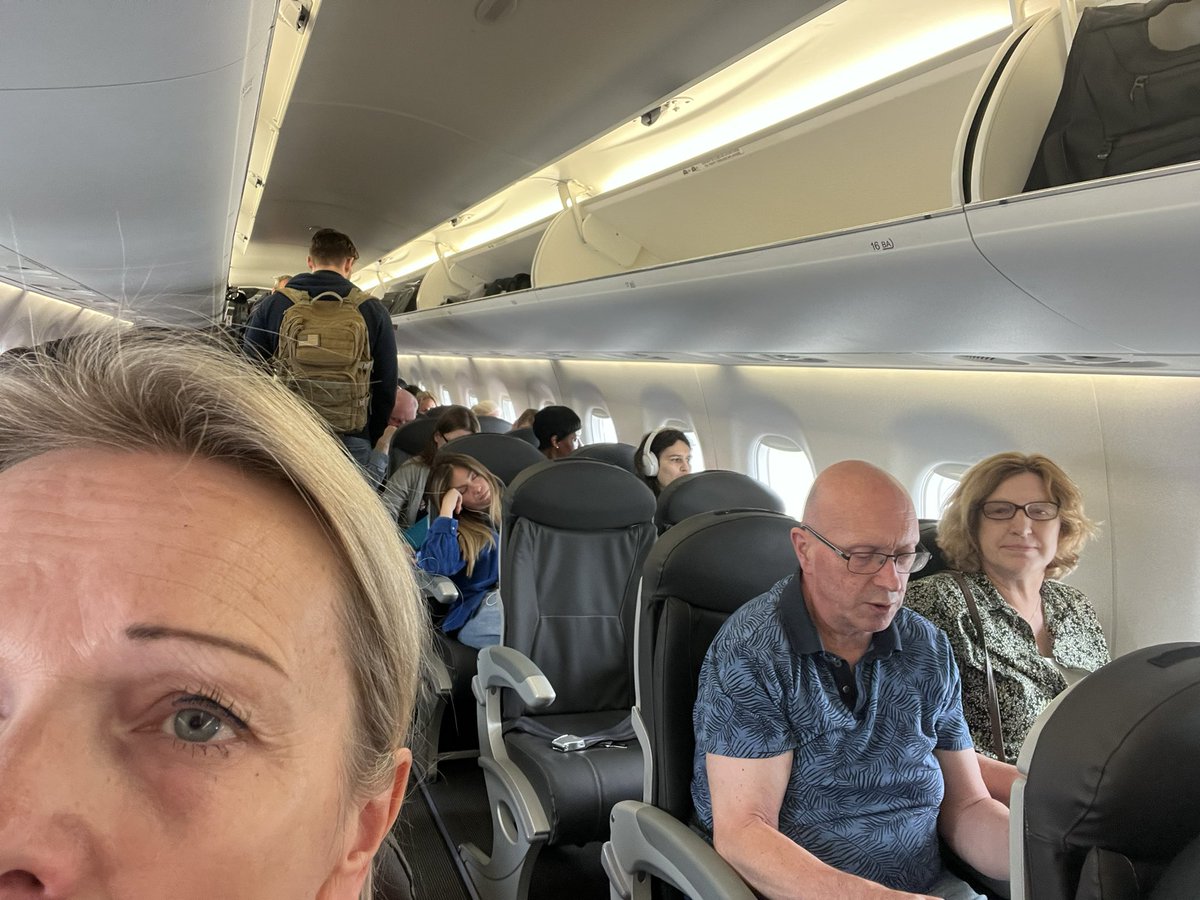 KarinHeppener's tweet photo. Handbagage mag niet mee want “vlucht is overvol, er is geen ruimte voor handbagage”, waarna koffer vervolgens letterlijk in het ruim wordt gesmeten. En dan dit aan boord zien … veel lege compartimenten 😡😤! Geen service en zeker geen reclame @britishairways ! https://t.co/5oUbcH9lc5