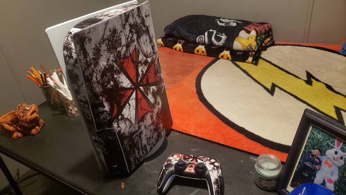 ResidentEvilkb's tweet photo. I love my new PlayStation skin REBHFun https://t.co/QHFmLwqNOK
